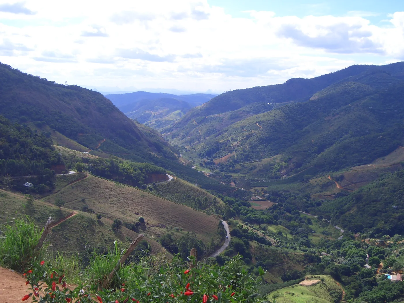 Montanhas verdes e paisagem rural do Vale do Canaã, na região serrana do Espírito Santo.